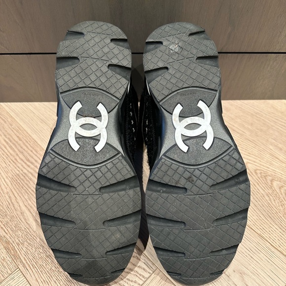 Chanel men high tops in quilted fabric and suede. Like new condition. Size 44 - Picture 4 of 4